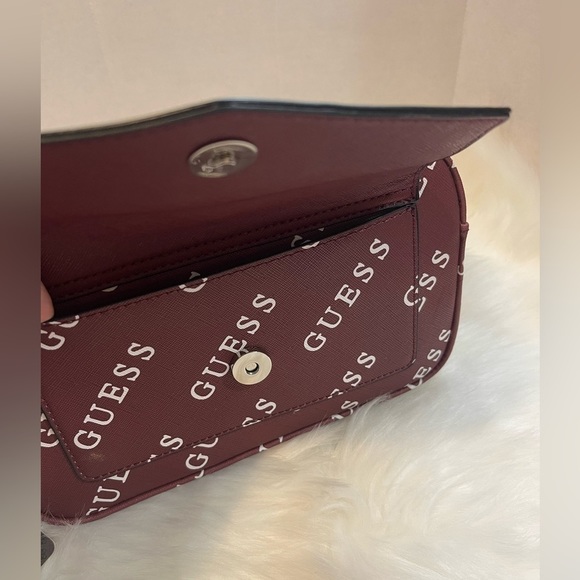 New!! Guess Camera Bag - Picture 5 of 8